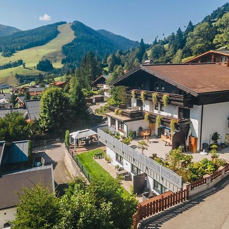 Pension Vier Jahreszeiten Saalbach-Hinterglemm Esterno foto