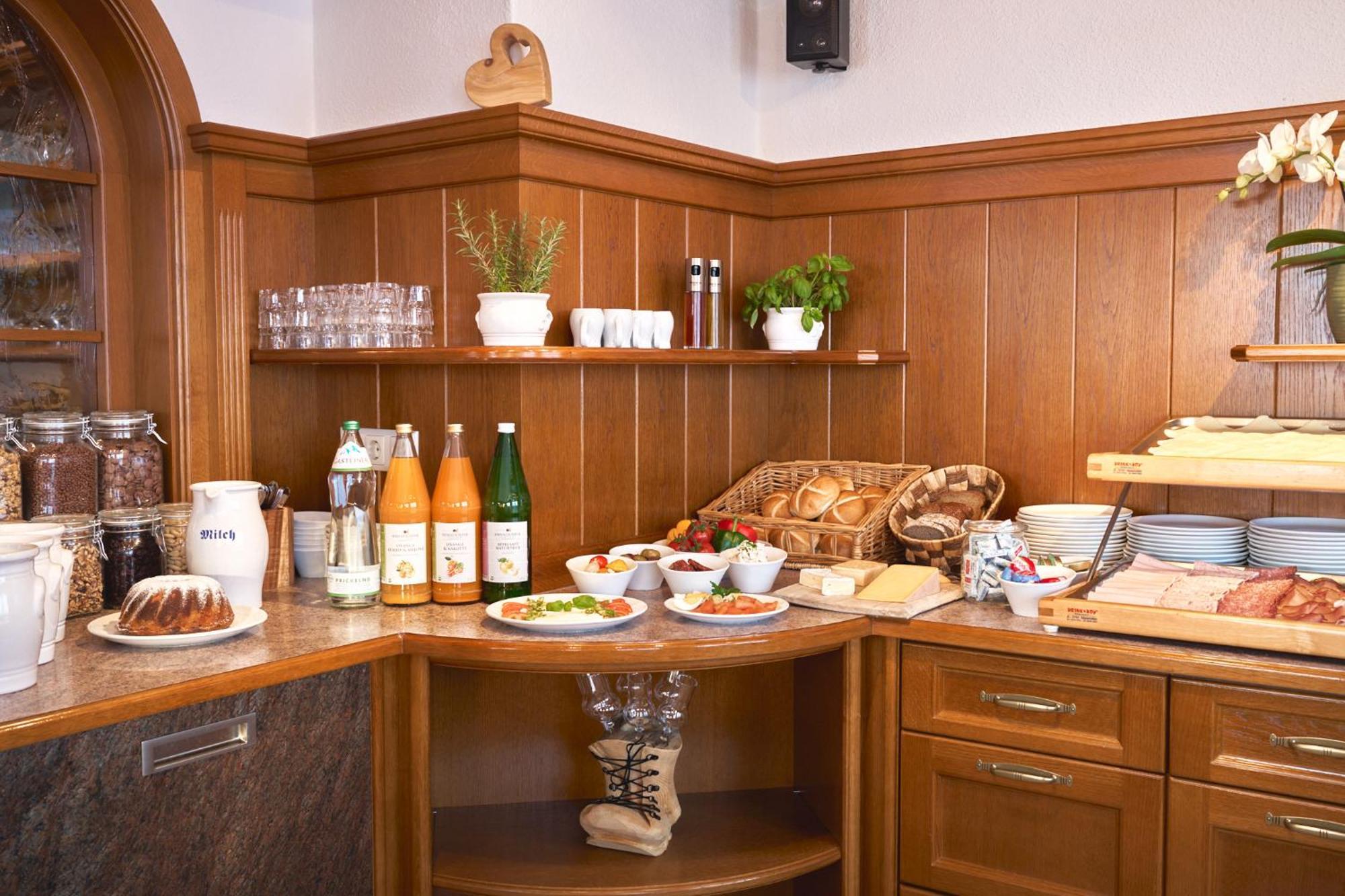 Pension Vier Jahreszeiten Saalbach-Hinterglemm Esterno foto