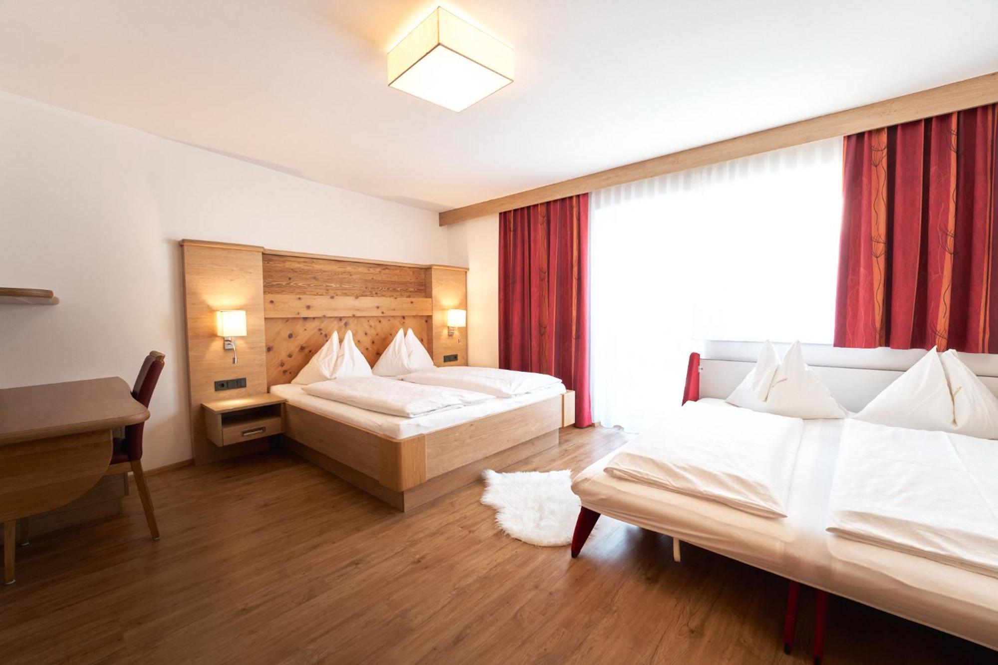 Pension Vier Jahreszeiten Saalbach-Hinterglemm Esterno foto